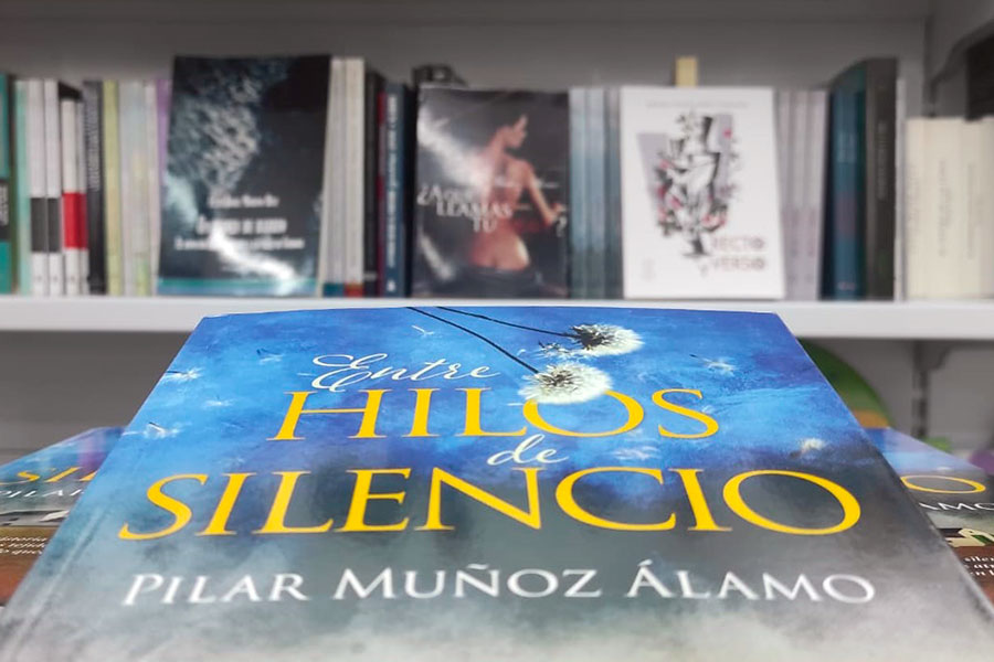 Pilar Muñoz Álamo da a conocer su novela 'Entre hilos de silencio'