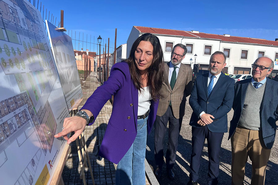 Loles López visita el solar que albergará una residencia para personas mayores en Dos Torres