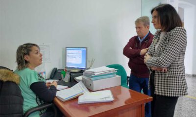 La delegada de Empleo, Mª Dolores Gálvez, y el alcalde de Santa Eufemia, Antonio Castillejo, con una de las personas contratadas