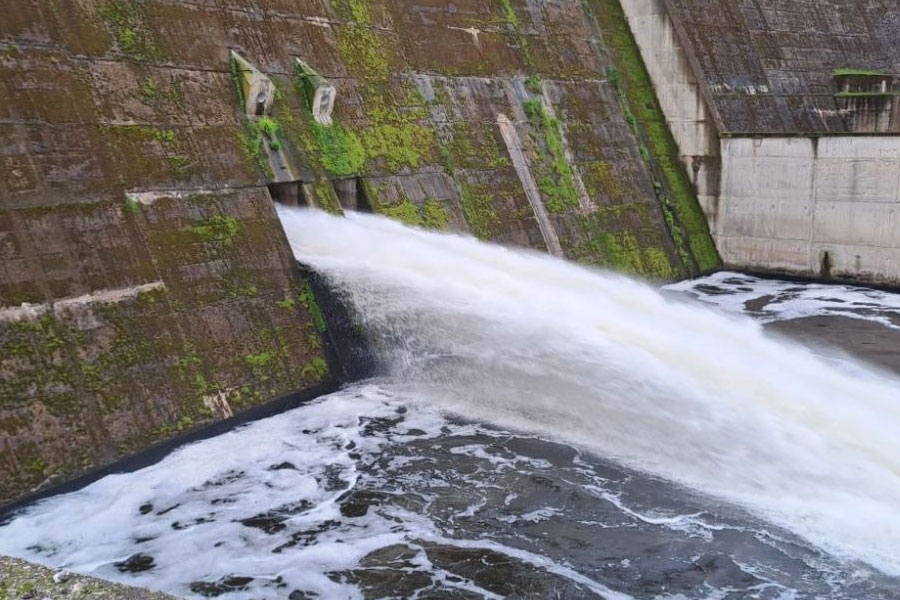 Apertura de los desagües de fondo en la presa de La Colada